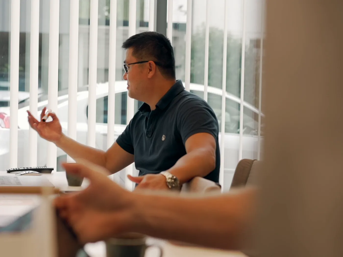 Stéphane Thanasack in a one-to-one conversation at a table.